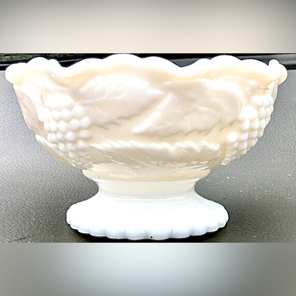 Vintage 1900s Early 20th Century Milk Glass  Scalloped Footed Oyster Dish - Picture 1 of 10